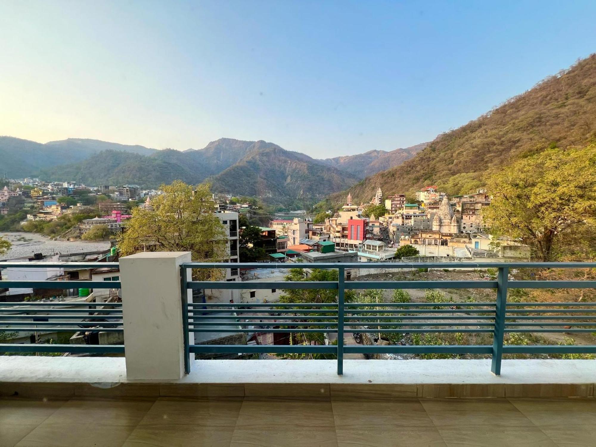 Hotel Manikut Rishīkesh Esterno foto