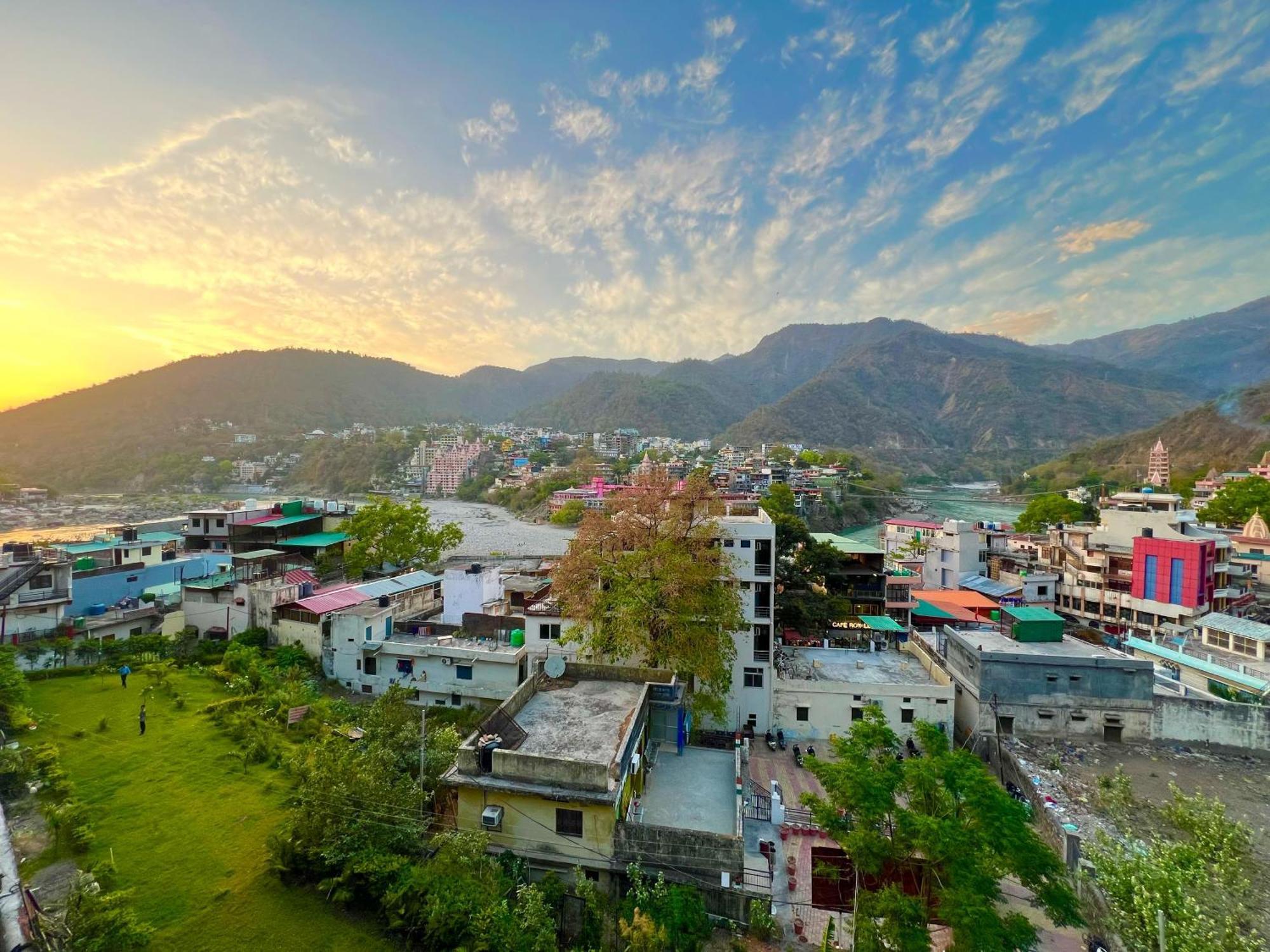 Hotel Manikut Rishīkesh Esterno foto